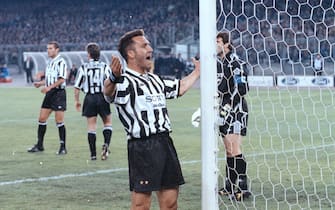 Il centrocampista della Juventus, Angelo Di Livio, esulta sotto la curva dei tifosi bianconeri dopo il successo per 4-1 nella semifinale di ritorno della Champions League contro l'Ajax, Torino, 23 aprile 1997. ANSA/CARLO FERRARO