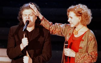SANREMO 24\02\99: 49mo FESTIVAL DELLA CANZONE ITALIANA- ENZO GRAGNANIELLO CON ORNELLA VANONI CANTANO " ALBERI ".   ONORATI\FERRARI\ANSA