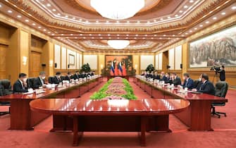 epa10649488 Russian Prime Minister Mikhail Mishustin and Chinese President Xi Jinping attend a meeting at the Great Hall of the People, in Beijing, China, 24 May 2023.  EPA/DMITRY ASTAKHOV / SPUTNIK / GOVERNMENT PRESS SERVICE POOL MANDATORY CREDIT