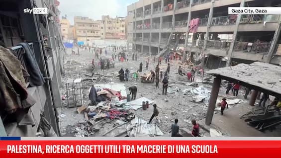 Palestina, ricerca oggetti utili tra macerie di una scuola