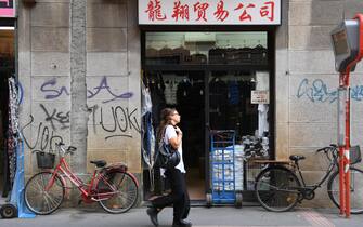 Un negozio cinese nella zona di via Sarpi, 3 ottobre 2016. Ansa/Daniel Dal Zennaro