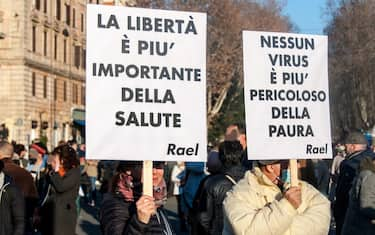 Roma, protesta contro il Green pass e i vaccini in piazza San Giovanni
Tante persone si sono date appuntamento  in piazza San Giovanni, a Roma, per il sit in No vax e no Green Pass, contro l'obbligo vaccinale.