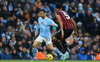 epa10957698 Bernardo Silva (L) of Manchester City and Lloyd Kelly (R) of Bournemouth in action during the English Premier League soccer match between Manchester City and AFC Bournemouth, in Manchester, Britain, 04 November 2023.  EPA/ASH ALLEN No use with unauthorized audio, video, data, fixture lists, club/league logos, 'live' services' or as NFTs. Online in-match use limited to 120 images, no video emulation. No use in betting, games or single club/league/player publications.