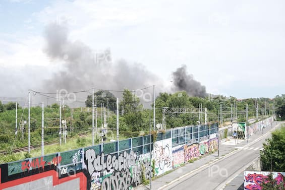 Milano, incendio in campo rom: rischio disagi a Linate per il fumo Milano, incendio in campo rom: rischio disagi a Linate per il fumo