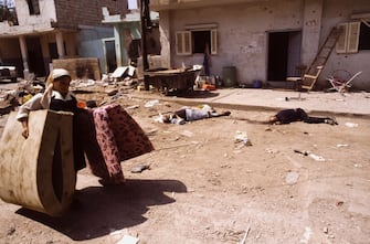 Cadavres de civils palestiniens lors des massacres des camps de Sabra et Chatila par les phalangistes le 18 septembre 1982 Ã  Beyrouth, Liban. (Photo by Alain MINGAM/Gamma-Rapho via Getty Images)