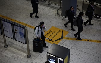 epa11977928 Passengers arrive at Heathrow Airport in Hillingdon, London, Britain, 21 March 2025. The Heathrow Airport on 21 March announced it would be closed all day, following a power outage 'due to a fire at an electrical substation supplying the airport'.  EPA/TOLGA AKMEN