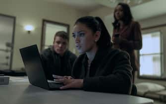 The Night Agent. (L to R) Gabriel Basso as Peter Sutherland, Luciane Buchanan as Rose Larkin, Amanda Warren as Catherine in episode 207 of The Night Agent. Cr. Christopher Saunders/Netflix © 2024