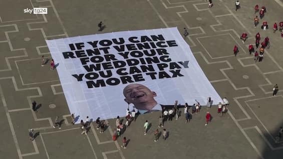 matrimonio bezos striscione attivisti greenpeace a venezia