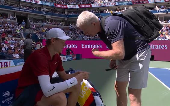 https://static.sky.it/editorialimages/438f1e63e75b03d5d4053f30f1a472fa80311625/skysport/it/tennis/video/2025/08/26/sinner-us-open-fisioterapista-dito-video-1031588/sinner-fisio.jpg?im=Resize,width=565