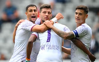 NEWCASTLE UPON TYNE, ENGLAND - AUGUST 06: Fiorentina goalscorer Christian Kouame (back) is congratulated by team mates Rolando Mandragora (l) Luka Jovic (c) and Lucas Martinez Quarta (r) after scoring the second goal during the pre-season friendly match between ACF Fiorentina and OGC Nice at St James' Park on August 06, 2023 in Newcastle upon Tyne, England. (Photo by Stu Forster/Getty Images)