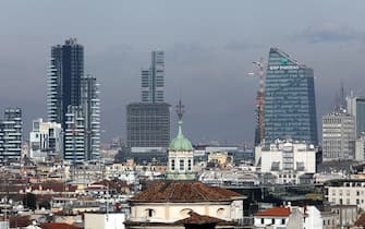Lo sky line dei grattacieli di Porta Nuova a Milano ripresi dalla terrazza del Duomo il 03 Febbraio 2020.
ANSA / MATTEO BAZZI