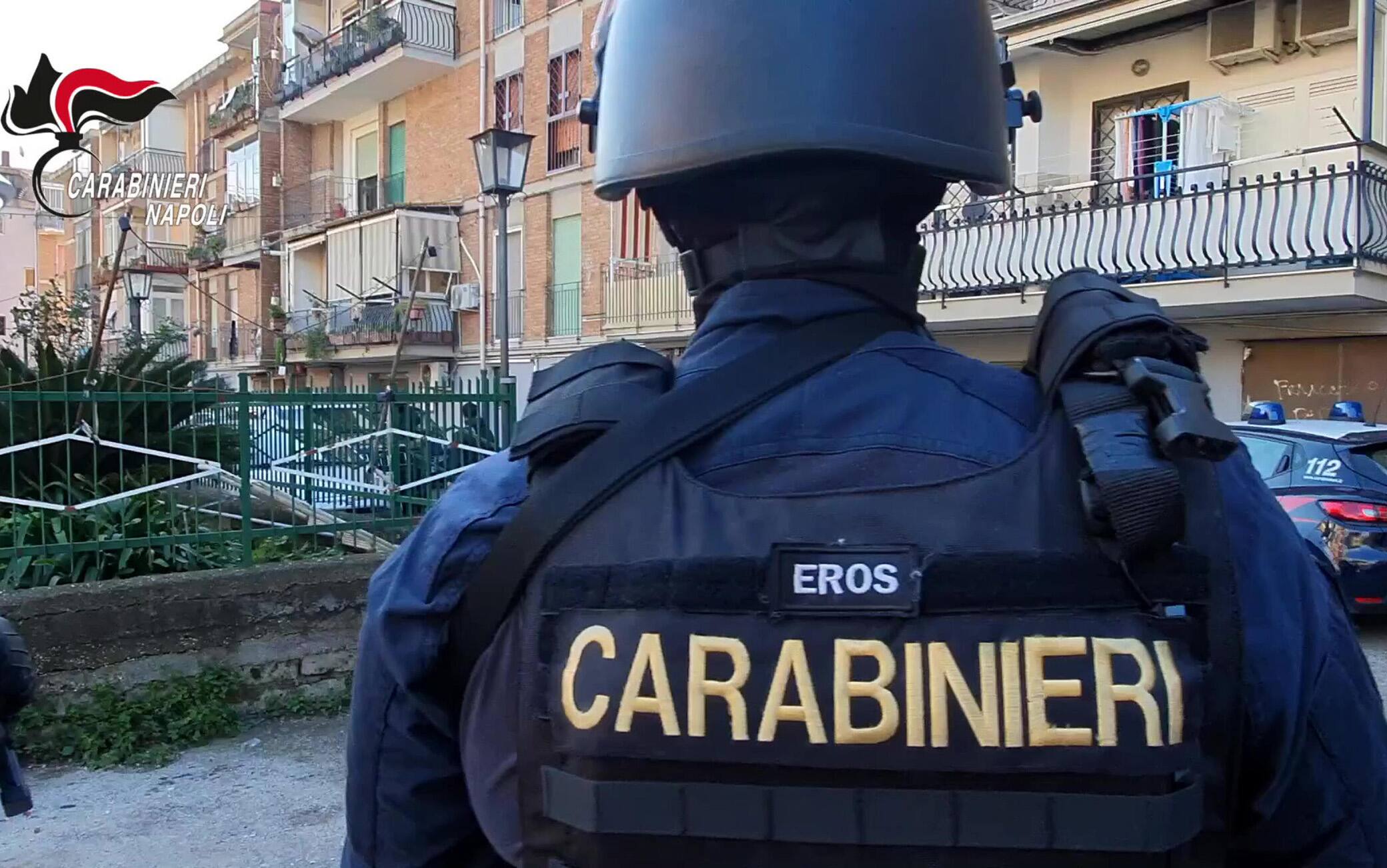 I Carabinieri della Compagnia di Bagnoli nelle prime ore di stamane hanno dato esecuzione ad un'ordinanza di custodia cautelare emessa dal G.I.P. presso il Tribunale di Napoli, su richiesta della Direzione Distrettuale Antimafia di Napoli, nei confronti di 10 indagati (6 in carcere e 4 agli arresti domiciliari), gravemente indiziati, a vario titolo, di associazione finalizzata al traffico di sostanze stupefacenti, 19 novembre 2022. L'attività? investigativa, coordinata dalla Direzione Distrettuale Antimafia partenopea e condotta dai Carabinieri del Nucleo Operativo della Compagnia di Napoli Bagnoli, ha documentato l'esistenza nel Rione Traiano (quartiere Soccavo) di un'associazione dedita allo spaccio di stupefacenti di vario genere (cocaina, marijuana e hashish) attiva anche durante il periodo di lockdown imposto dalla pandemia da Covid -19.
ANSA/ CARABINIERI
+++ ANSA PROVIDES ACCESS TO THIS HANDOUT PHOTO TO BE USED SOLELY TO ILLUSTRATE NEWS REPORTING OR COMMENTARY ON THE FACTS OR EVENTS DEPICTED IN THIS IMAGE; NO ARCHIVING; NO LICENSING +++ (NPK)