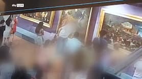 Uffizi, turista cade per fare selfie e rovina dipinto: il video