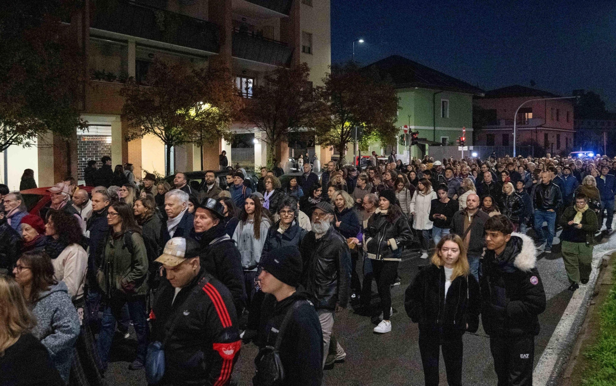 A Bruzzano, periferia di Milano, una camminata silenziosa in memoria di Luciana Ronchi, la 62enne uccisa a coltellate dall'ex compagno, Milano, 23 Ottobre 2025. Tra i presenti, il sindaco di Milano Giuseppe Sala e monsignor Giuseppe Vegezzi, ANSA/Andrea Fasani