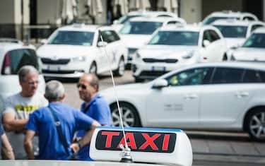 Manifestazione dei tassisti con i loro taxi parcheggiati nell'intera piazza Vittorio. Torino 12 luglio 2022 ANSA/TINO ROMANO 