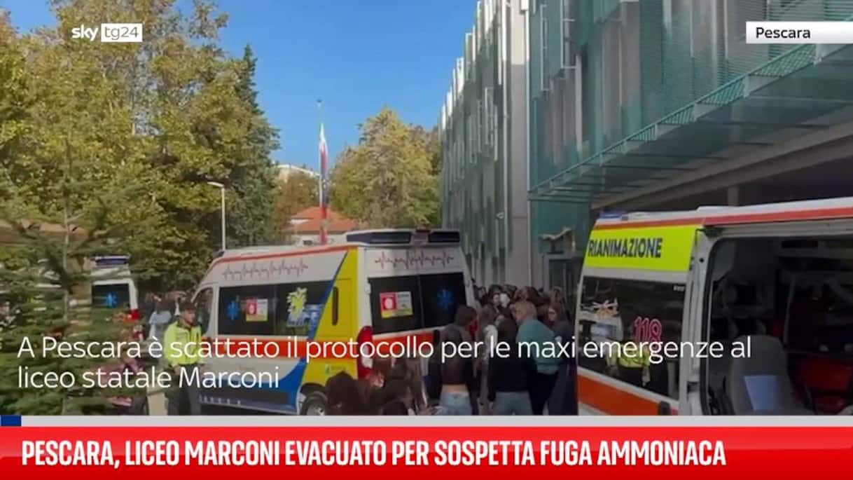 Pescara, liceo Marconi evacuato per sospetta fuga ammoniaca Pescara, liceo Marconi evacuato per sospetta fuga ammoniaca