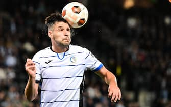 epaselect epa10940866 Berat Djimsiti of Atalanta BC in action during the UEFA Europa League group D soccer match between SK Puntigamer Sturm Graz and Atalanta BC, in Graz, Austria, 26 October 2023.  EPA/CHRISTIAN BRUNA