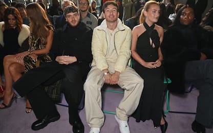 Barry Keoghan con una giacca bianca cita un brano di Sabrina Carpenter