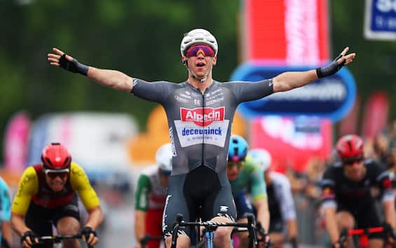 Giro, 6^ tappa: maxi-caduta e vittoria di Groves