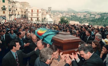 19981010-CACCAMO (PALERMO)-CRO: SINDACALISTA UCCISO: FUNERALI; INTERVIENE ANCHE VELTRONI. Il feretro con la salma di Domenico Geraci, ucciso giovedi sera in un agguato mafioso, oggi a Caccamo (Palermo) durante i funerali.     MIKE PALAZZOTTO/ANSA/TO