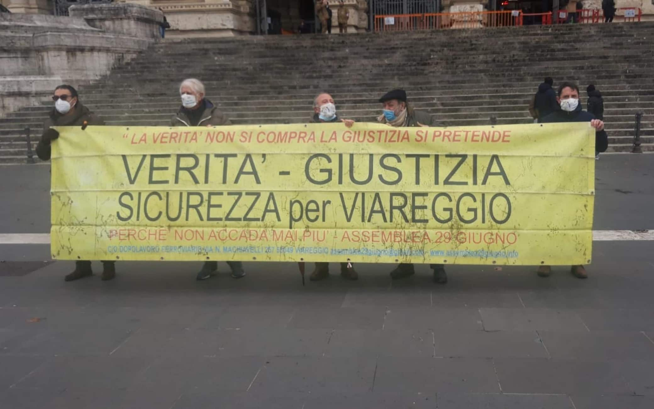 Il comitato 'Il mondo che vorrei', costituito dai famigliari delle vittime, segue  gli esiti della decisione della suprema corte, attesa nella prima parte della giornata a Roma, 8 gennaio 2021.
ANSA/ASSOCIAZIONE MONDO CHE VORREI EDITORIAL USE ONLY NO SALES