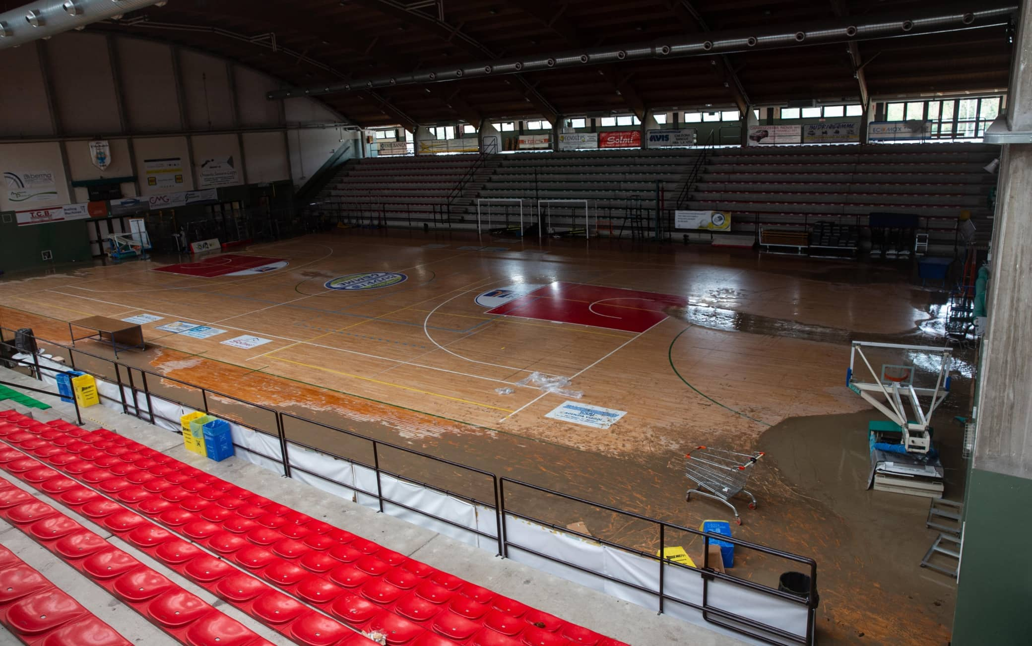 Il palazzetto dello sport di Budrio, adibito all'accoglienza degli sfollati, si è allagato durante l'alluvione della scorsa settimana