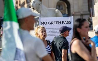 Una manifestazione contro il green pass a Milano