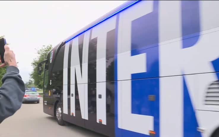 Pullman Inter lascia Appiano Gentile direzione San Siro