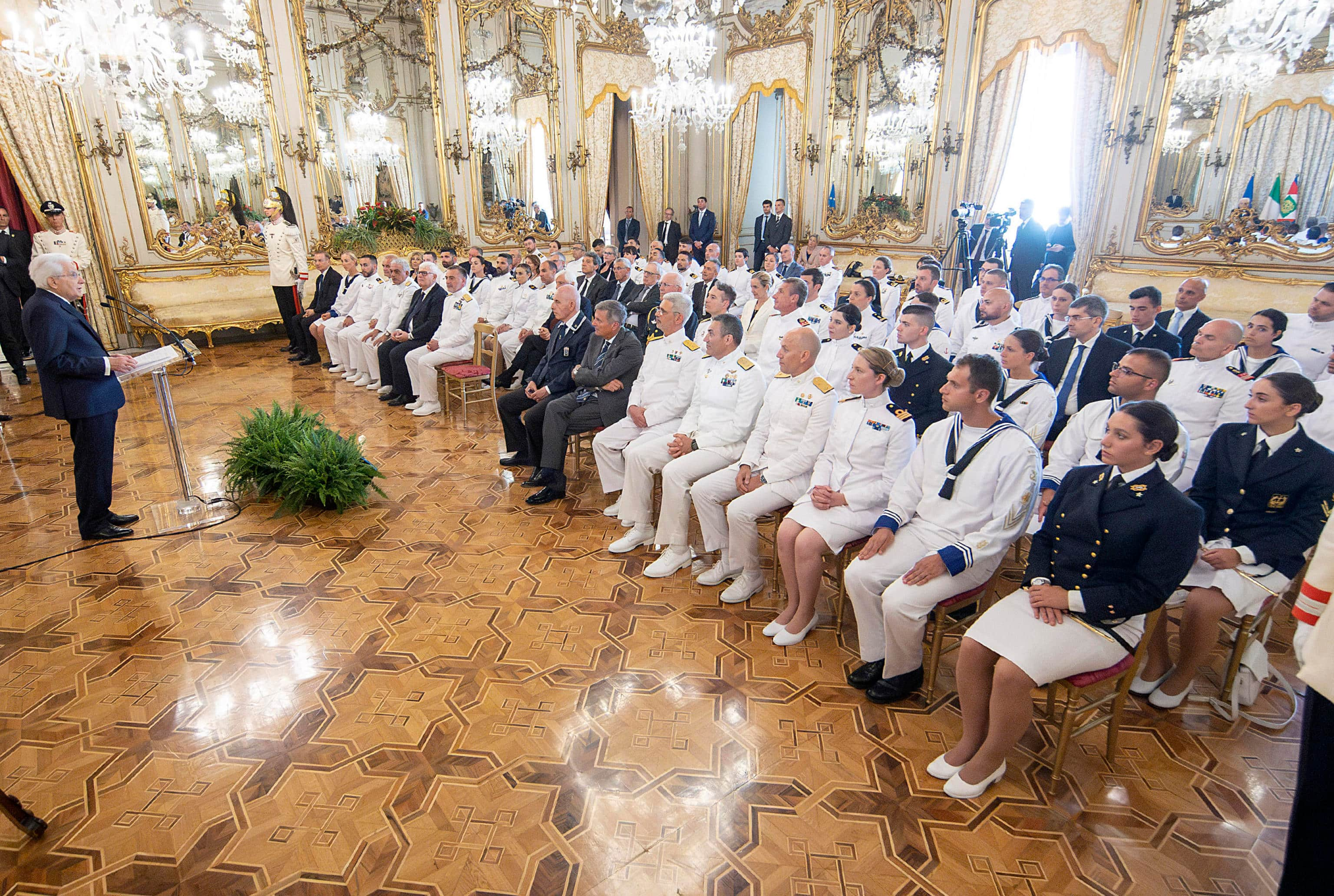 Il Presidente della Repubblica, Sergio Mattarella, riceve al Quirinale l'Ammiraglio di Squadra, Enrico Credendino, Capo di Stato Maggiore della Marina Militare, accompagnato da una rappresentanza di appartenenti al Corpo, 08 giugno 2023. Sabato 10 giugno, in Piazza del Quirinale, in occasione della Giornata della Marina Militare, sarà presente, alla cerimonia di cambio della Guardia d'Onore, la Banda della Marina Militare,, si legge in una nota del Colle.   NPK   ANSA / Paolo Giandotti - Ufficio stampa della Presidenza della Repubblica  +++ ANSA PROVIDES ACCESS TO THIS HANDOUT PHOTO TO BE USED SOLELY TO ILLUSTRATE NEWS REPORTING OR COMMENTARY ON THE FACTS OR EVENTS DEPICTED IN THIS IMAGE; NO ARCHIVING; NO LICENSING +++