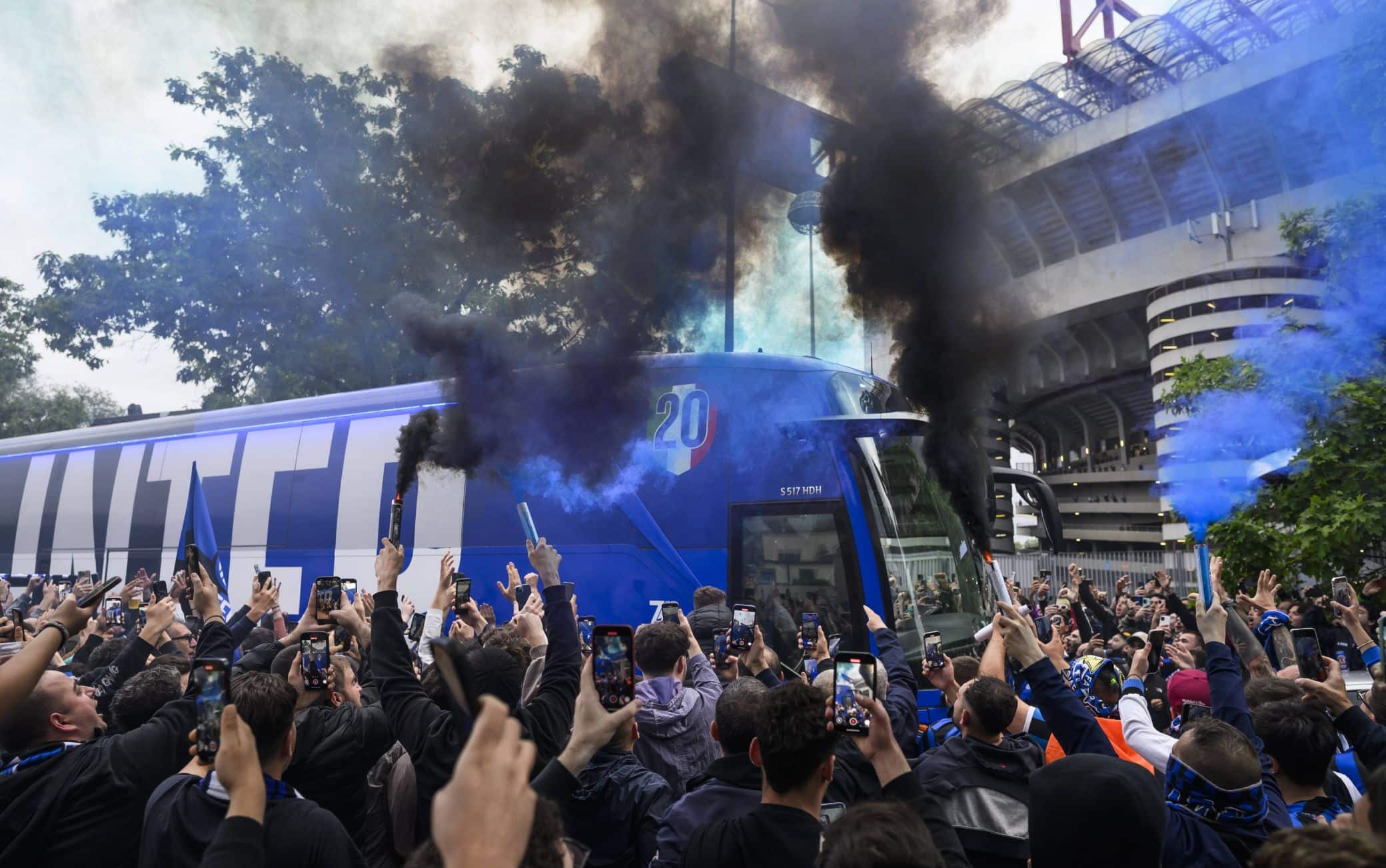Tutta la carica dei tifosi fuori dallo stadio per il pullman, arrivato diversi minuti fa. Qui il video