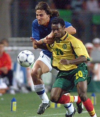 SMM16-19980617-MONTPELLIER: Cameroon's Salomon Olembe(R) is challenged by Italian Dino Baggio 17 June at the Stade de la Mosson in Montpellier during the 1998 Soccer World Cup Group B first round match between Italy and Cameroon. (ELECTRONIC IMAGE) 
EPA PHOTO/AFP/Gerard JULIEN