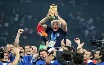 Marcello Lippi alza la Coppa del Mondo