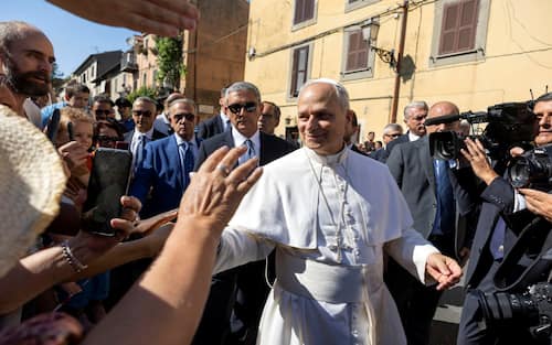 Pope Leone XIV greets people as he arrives for a two-week stay in the summer papal estate in Castel Gandolfo, 40 km southeast of Rome, 06 July 2025.   ANSA/MASSIMO PERCOSSI