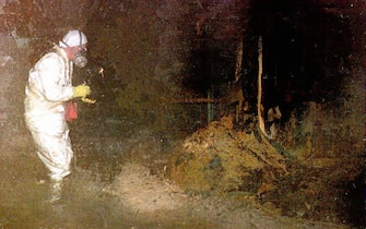 Una immagine d'archivio del 13 giugno 1998 mostra un tecnico impegnato in un controllo del livello di radioattivita' all'interno della centrale di Chernobyl. ANSA