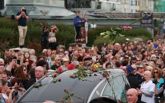 Il corteo durante i funerali di Sinéad O Connor