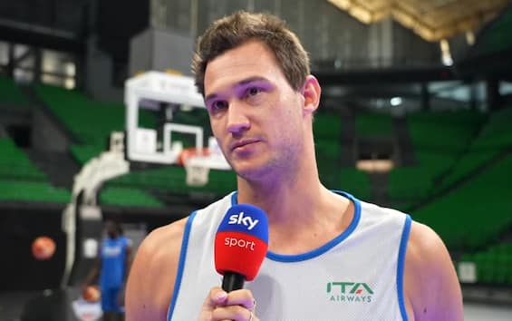 https://static.sky.it/editorialimages/44526c0a7032166c7cc1091c2f9ce20e08e9d4ae/skysport/it/basket/video/2025/08/21/gallinari-italia-lettonia-torneo-acropolis-intervista-1030370/galliknari.jpg?im=Resize,width=565
