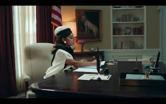 Ariana Grande nel video di Positions