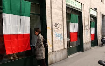 COMMEMORAZIONE VITTIME DI NASSIRIYA BANDIERE A LUTTO NEGOZIO IN VIA SAN MARCO (MILANO - 2003-11-18, Silvano Del Puppo) p.s. la foto e' utilizzabile nel rispetto del contesto in cui e' stata scattata, e senza intento diffamatorio del decoro delle persone rappresentate