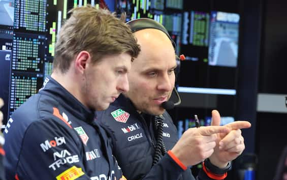 https://static.sky.it/editorialimages/445d1513bd5b77a002468ff04317e73f38e74ec6/skysport/it/motori/formula-1/video/2025/06/27/f1-verstappen-red-bull-simon-rennie-lambiase-gp-austria/verstappen_lambiase_red_bull_ipa.jpg?im=Resize,width=565