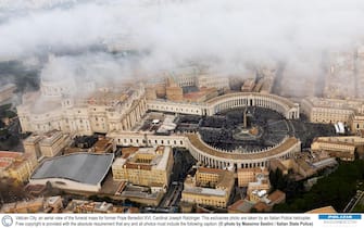 Vatican City - an aerial view of the funeral mass of former Pope Benedict XVI, Cardinal Joseph Ratzinger, at St. Peter’s Square with Pope Francis as presider 2023-01-05. This exclusive picture taken by an helicopter of the Italian Police. Free copyright only, at condition that it is captioned: © photo by Massimo Sestini courtesy of Italian State Police

Città del Vaticano - veduta aerea del funerale dell'ex Papa Benedetto XVI, Cardinale Joseph Ratzinger, presieduta da Papa Francesco in Piazza San Pietro 2023-01-05. Fotografia esclusiva scattata da un elicottero della Polizia italiana. Può essere utilizzata, a condizione che sia indicato nella didascalia: © Massimo Sestini/Polizia di Stato