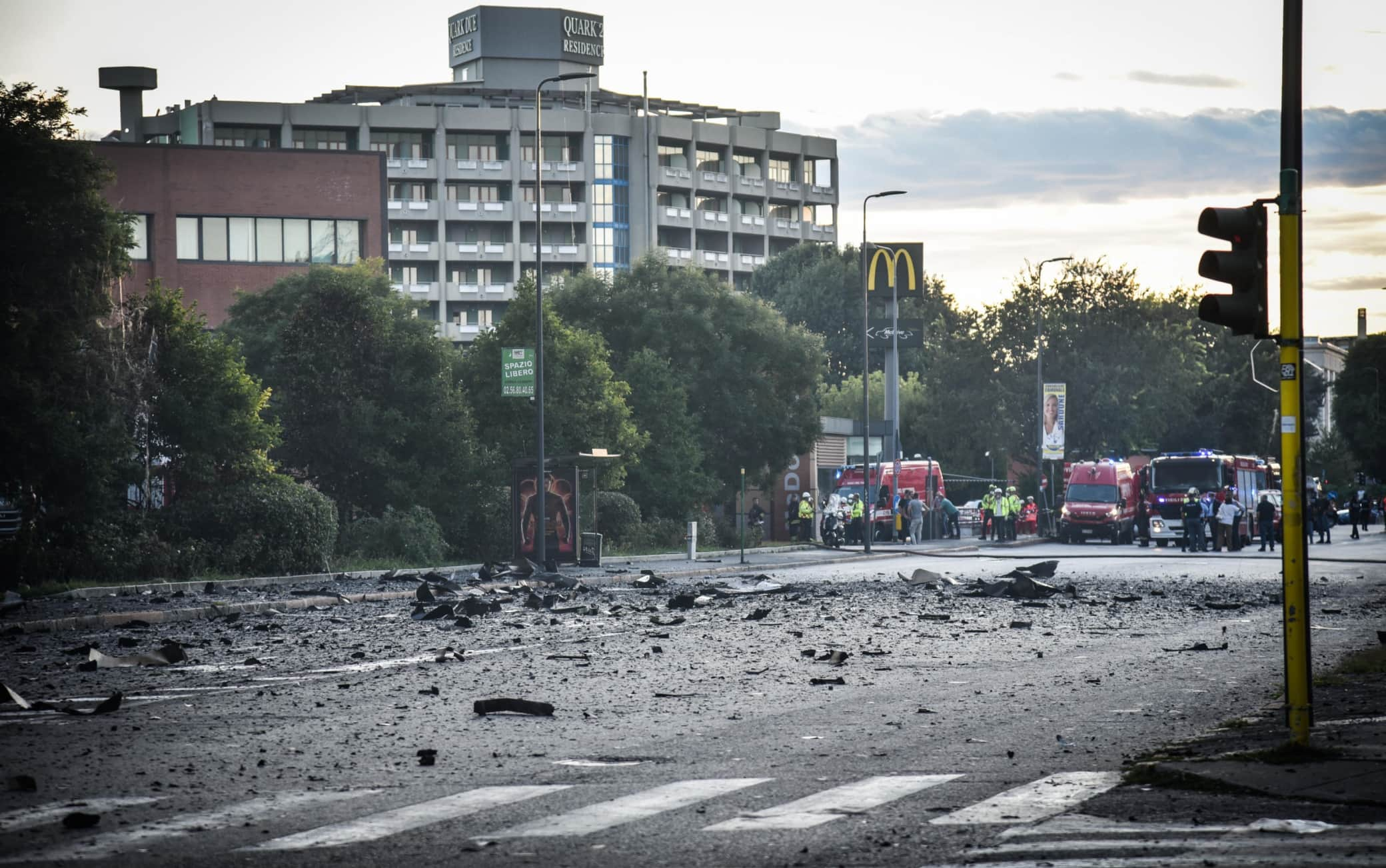 Secondo il 118 non risultano persone che hanno dovuto ricorrere alle cure ospedaliere per via dell'incendio che ha distrutto uno stabile di 15 piani a Milano. La certezza che non ci siano altre persone coinvolte si avrà quando i vigili del fuoco avranno messo in sicurezza lo stabile.
ANSA/MATTEO CORNER