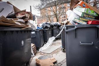 DENMARK STRIKE epa10543820 Garbage piles up in Copenhagen, Denmark, 25 March 2023 (issued 26 March 2023). Garbage has been piling up on the streets of Copenhagen and Amager for one week amid a garbage collectors' strike due to a failed working hours agreement with their future employer, Amager Ressourcecenter (ARC). EPA/Emil Nicolai Helms DENMARK OUT