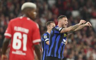 epa11002402 Inter Milan's Marko Arnautovic celebrates after scoring the 3-1 goal during the UEFA Champions League group stage soccer match between SL Benfica and Inter Milan in Lisbon, Portugal, 29 November 2023.  EPA/ANTONIO COTRIM