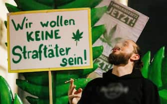 Festa alla Porta di Brandeburgo per la legalizzazione della cannabis in Germania