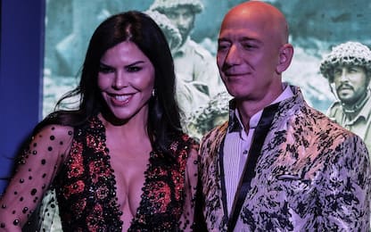 epa08133501 Amazon Founder and CEO Jeff Bezos (R) and his partner, US new anchor Lauren Sanchez (L), poses for photographs during an event in Mumbai, India, 16 January 2020. According to media reports, Bezos announced an investment worth over one billion US dollar aimed at digitizing small and medium businesses in India.  EPA/DIVYAKANT SOLANKI