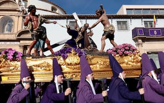 epa12038988 Penitents from the Brotherhood of Our Father Jesus participate in the traditional Good Friday procession in Murcia, Spain, 18 April 2025.  EPA/JUAN CARLOS CAVAL