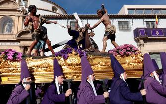 Venerdì Santo in Spagna epa12038988 Penitents from the Brotherhood of Our Father Jesus participate in the traditional Good Friday procession in Murcia, Spain, 18 April 2025. EPA/JUAN CARLOS CAVAL