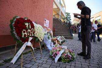 Un cuore di rose rosse e bianche con la scritta "Ti amo" è la corona di fiori che il fidanzato di Michelle Causo ha fatto lasciare davanti alla chiesa di Santa Maria della Presentazione, dove alle 11 si terranno i funerali della ragazza di 17 anni uccisa lo scorso mercoledì a Roma, 5 luglio 2023.ANSA/MASSIMO PERCOSSI