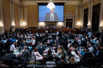 Dirette tv in prime time (a parte Fox News), schermo fuori del Campidoglio: è iniziato lo show con cui la commissione della Camera che indaga sull’assalto del 6 gennaio 2021 illustra le sue conclusioni