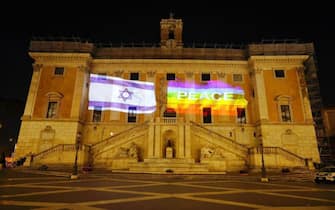 La facciata di Palazzo Senatorio illuminata con i colori della bandiera israeliana in segno di vicinanza e solidarietà allo Stato di Israele colpito dall'attacco di Hamas, 8 setetmbre 2023. ANSA/ UFFICIO STAMPA ACEA ++HO - NO SALES EDITORIAL USE ONLY++